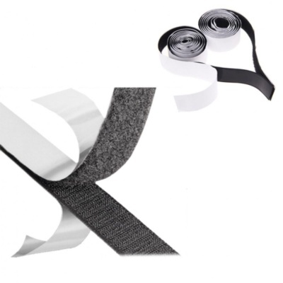 fitas de velcro preta e branca em rolo sobre fundo branco