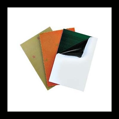 Folhas de lixa em várias cores sobre fundo branco