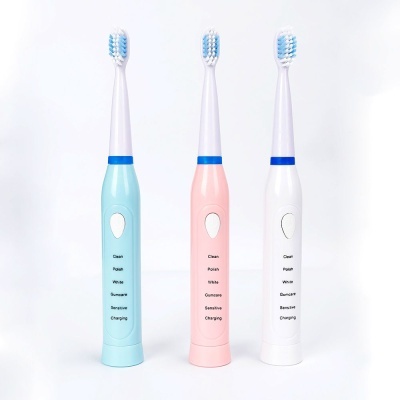 Três escovas de dentes elétricas azul claro, rosa e branca com cerdas azuis e brancas