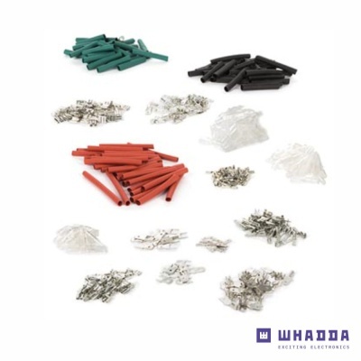 Componentes eletrónicos variados organizados em montes sobre superfície branca