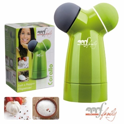 Dispensador verde e cinzento para sal e pimenta com embalagem e imagens de alho e sal grosso
