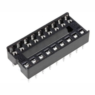 Soquete DIP preto com 16 pinos metálicos