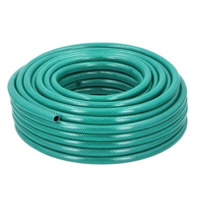 mangueira verde enrolada com textura quadriculada