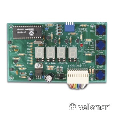 Placa eletrónica verde com displays digitais e botões azuis