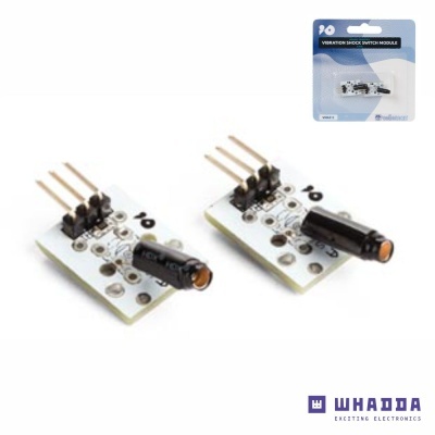 Módulo eletrónico com três pinos, capacitor preto sobre placa branca e embalagem azul e branca com texto