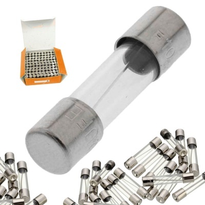 Fusíveis cilíndricos de vidro com tampas metálicas prateadas e caixa laranja aberta cheia deles