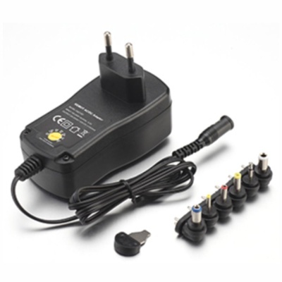 Adaptador de corrente com vários conectores intercambiáveis sobre fundo branco.