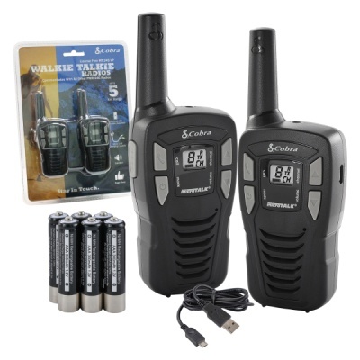 Dois walkie talkies Cobra pretos com ecrã digital, cabo USB, quatro pilhas AA e embalagem.