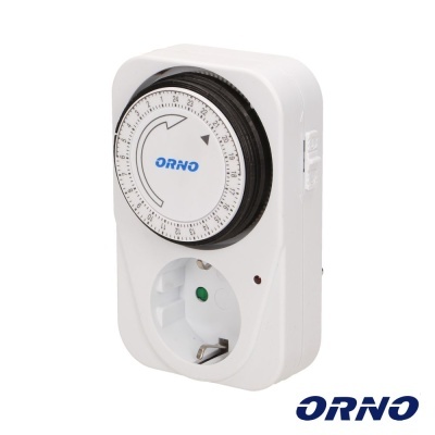 Temporizador mecânico branco ORNO com mostrador circular e tomada integrada