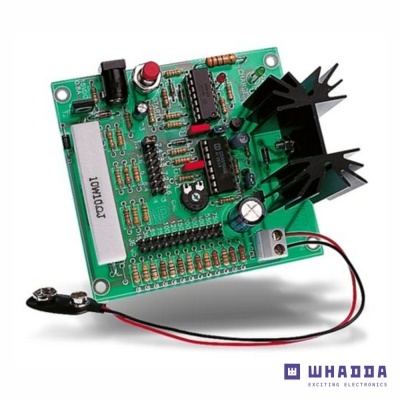 Placa eletrónica verde com componentes e fios para bateria