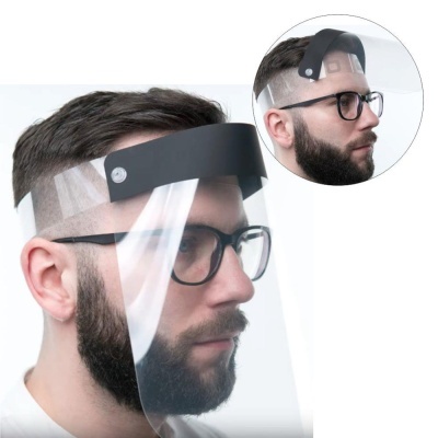 Máscara facial transparente com suporte preto usada por homem com barba e óculos