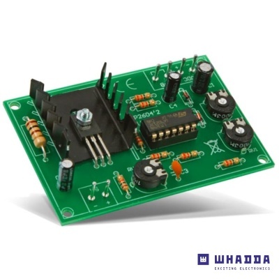 Placa eletrónica verde com componentes e transistor em dissipador de calor.