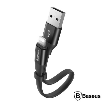 Cabo Baseus USB para Lightning preto com logotipo e fundo branco