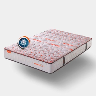 Colchão branco com padrão em relevo e detalhes vermelhos