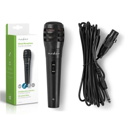 Microfone com fio preto Nedis com cabo e conector em fundo branco