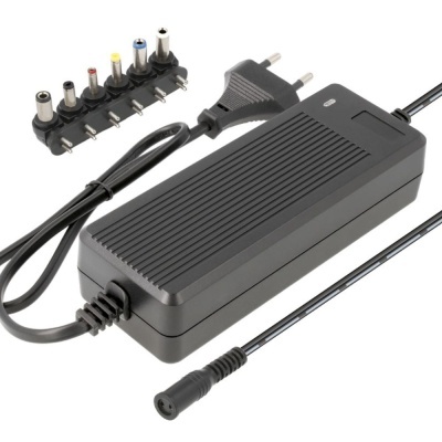 Carregador universal preto com várias pontas de conexão e cabo com ficha europeia