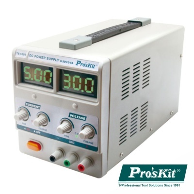 Fonte de alimentação DC Pro'sKit TE-8305 com medidores digitais e botões de controle.