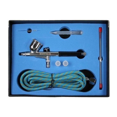 Conjunto de aerógrafo com tubo flexível e acessórios numa caixa azul