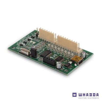 Placa eletrónica verde com componentes e conectores brancos