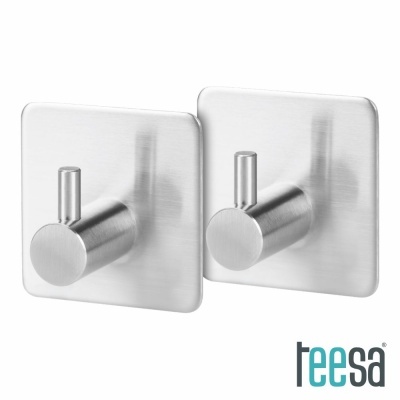 Conjunto de dois ganchos de parede metálicos inox prata com base quadrada e cilindro para pendurar.