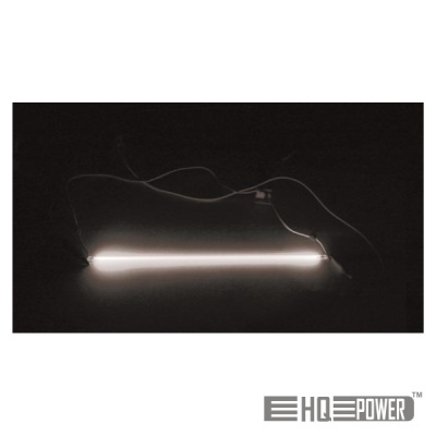 Lâmpada fluorescente tubular branca ligada com cabos visíveis