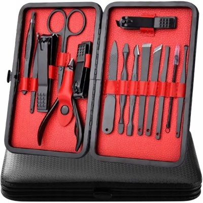 Conjunto de manicure preto com 15 peças em estojo preto com interior vermelho.