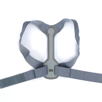 Correia postural cinzenta em tecido elástico e plástico rígido num fundo branco
