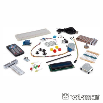 Conjunto de componentes eletrónicos variados para projetos, incluindo placa de prototipagem, controlo remoto, botões, resistores, LEDs, cabos e sensor de movimento.
