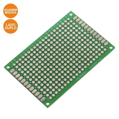 Placa de circuito impresso verde com orifícios metálicos e etiquetas laranjas