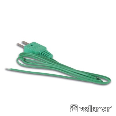 Cabo elétrico verde com ficha de dois pinos e fios desencapados sobre fundo branco