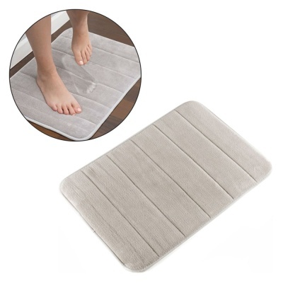 Tapete cinzento claro com riscas verticais, em piso de madeira.