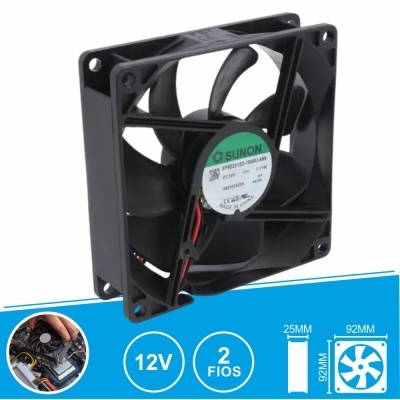 Ventoinha de computador preta SUNON com etiqueta verde e branca e dimensões 92x92x25 mm