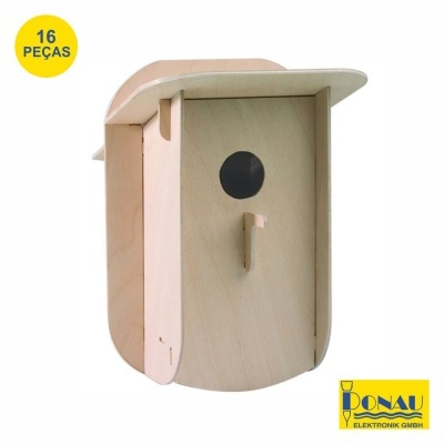 Casa de passarinho em madeira clara com portinhola circular e poleiro