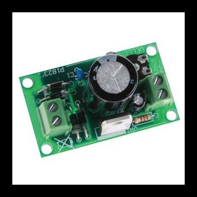 Placa eletrónica verde com componentes eletrónicos