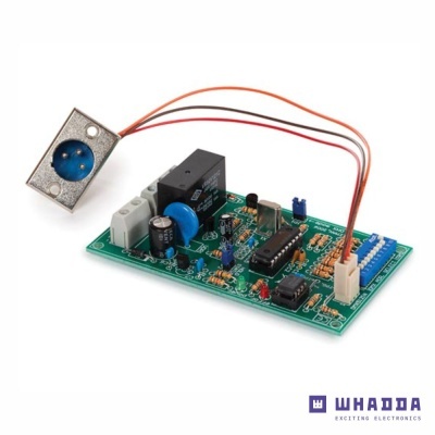 Placa eletrónica verde com componentes e conector circular azul