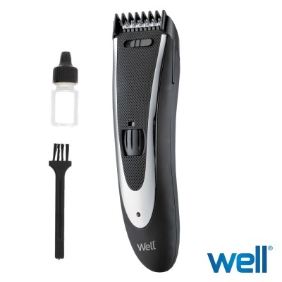 Máquina de cortar cabelo preta e cinza com acessórios em fundo branco