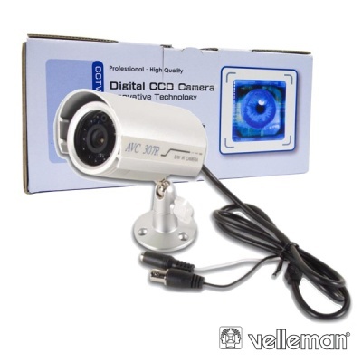 Câmara digital CCTV branca com lente preta e cabo preto ao lado de caixa de embalagem