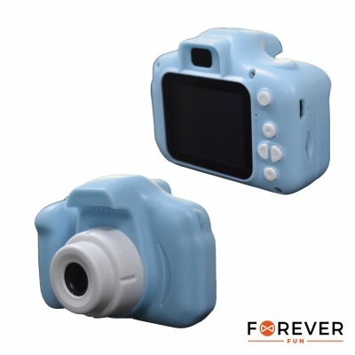 Câmera digital de brinquedo azul claro com botões brancos e lente branca em fundo branco