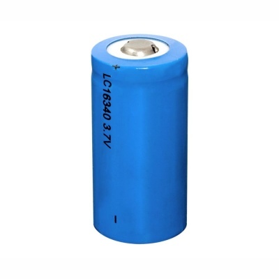Bateria cilíndrica azul com texto LC16340 3.7V