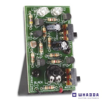 Placa eletrónica com resistores, condensadores, transístores, LEDs e potenciômetro num fundo branco