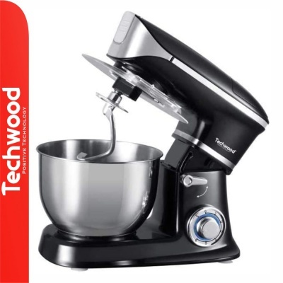 Batedeira preta Techwood com taça de aço inox e botão azul em fundo branco e faixa vermelha