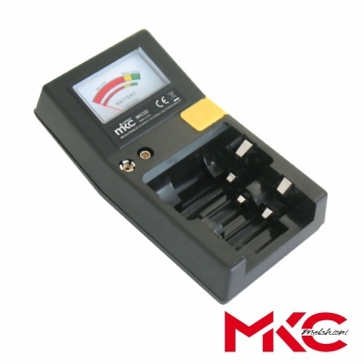 Carregador de baterias preto com visor analógico e logotipo MKC