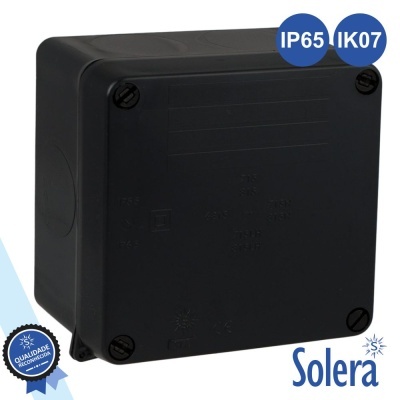Caixa preta quadrada com selo IP65 e IK07 e logótipo Solera