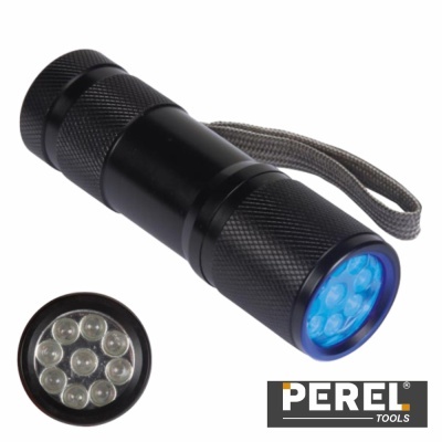 Lanterna preta compacta em metal com seis LEDs frente e pulseira cinza