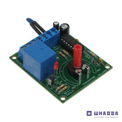 Placa eletrónica com relé azul, potenciômetro vermelho e componentes variados