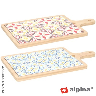 duas tábuas de cortar com azulejos coloridos sobre base de madeira clara