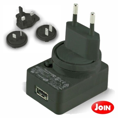 Carregador USB preto com adaptadores intercambiáveis para tomadas