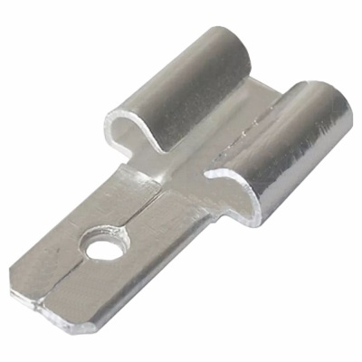 Terminal elétrico metálico prateado em fundo branco