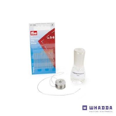 Conjunto de costura com agulhas, frasco e bobina de linha em fundo branco