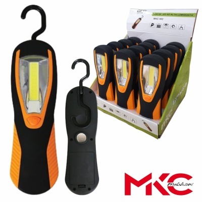 Lanternas portáteis pretas e laranja com gancho e botão, exibidas em caixa com múltiplas unidades